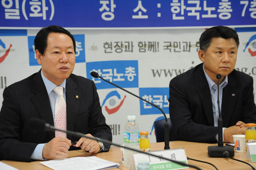 이원희 한국교총 회장과 장석춘 한국노총 위원장(오른쪽)은 최근 회동을 갖고, 오는 30일 치러지는 서울시교육감 등 각종 교육현안에 대해 공동보조를 취하기로 했다.