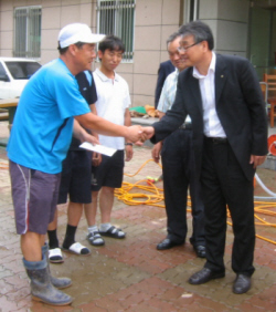 조흥순 한국교총 사무총장(오른쪽)이 경북 봉화군 법전교직원사택을 방문해 위로금을 전달하고 있다.