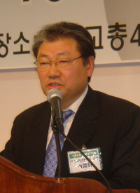 서철원 서울교총 회장이 28일 서울교총 강당에서 당선수락 연설을 하고 있다.