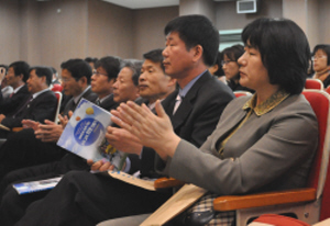 4일 전북 교육문화회관에서 열린 '학부모와 함께하는 우리 교육 희망 만들기 명사 초청 특강'에서 참석자들이 강의를 경청하고 있다.
