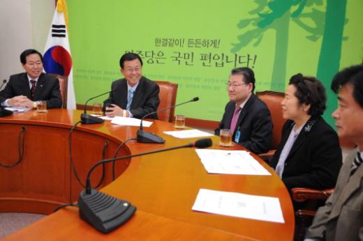 교총이 13일 원혜영 민주당 원내대표와 정책간담회를 가졌다