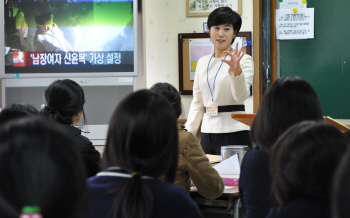지난달 29일 서울사대부설여중에서 개최된 ‘진로의 날’ 행사에 특강 강사로 참가한 정애숙 YTN 앵커가 방송국의 직업에 대해 설명하고 있다.