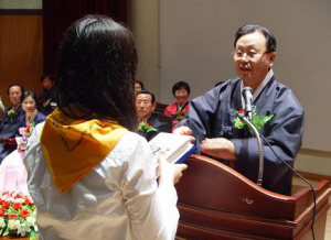 김종근 서울 여의도중 교장이 졸업식에서 졸업생 대표에게 상장을 수여하고 있다.