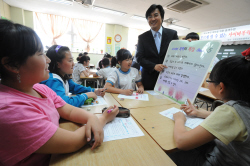 7일 인천상정초에서 열린 '사이버폭력 예방'특별수업에서 김주용 교사가 학생들에게 사이버 폭력의 특징에 대해 설명하고 있다.