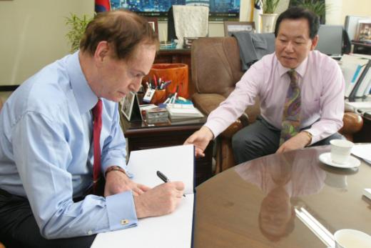 27일 한국교총을 방문한 니콜라이 니칸드로프 러시아 교육아카데미 총재는 방명록에 “교총과 한국교육의 발전을 기원한다”는 글을 남겼다.