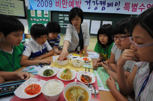 5일 서울 수색초에서 열린 '비만예방 건강캠페인 특별공개수업'에서 윤현자 보건교사가 바람직한 식단에 대해 설명하고 있다