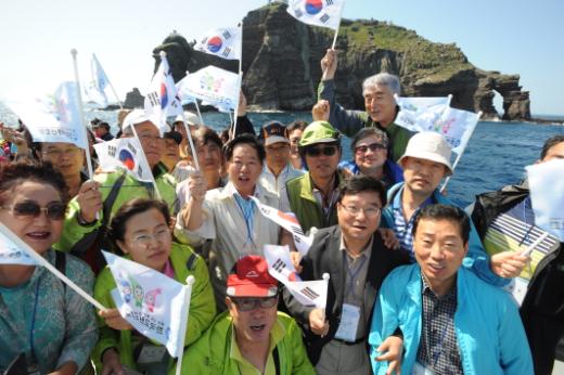 교총은 동북아역사재단 후원으로 12~14일 ‘울릉도-독도 역사문화 탐방’을 실시했다. 탐방에 참여한 선생님들이 13일 오후 3시 씨플라워호 선상에서 “독도는 우리 땅”을 외치고 있다.