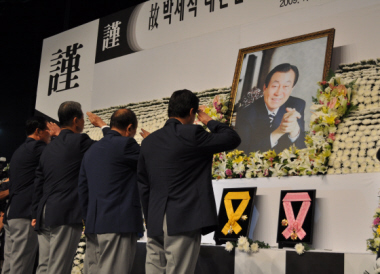 31일 엄수된 고 박세직 향군회장 영결식에서 부회장단이 고인에게 헌화한 뒤 거수경례로 예를 표하고 있다.