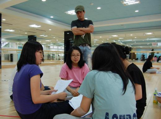서울 계성여고 연극반 '새별'의 1~2학년 학생들이 배우 조재현과 함께 창작극 '나의 가장 빛나던 날'의 공연 준비를 하고 있다