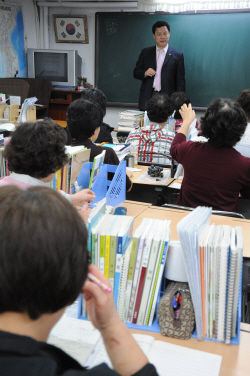 지난 14일 서울 동대문구 '상록야학'에서 야학교사 류상근씨가 고1과정 교실에서 국사를 가르치고 있다. 이동주