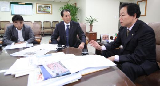 28일 이원희 교총회장과 이영준 교대교수회장(가운데)이 만나 초등 교원 임용 정원 등 교육현안에 대해 논의했다.
