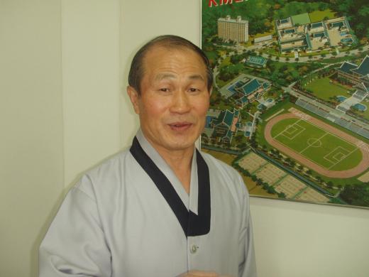 인터뷰에 앞서 윤정일 교장이 민족사관고에 대해 설명하고 있다.