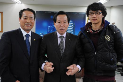 9일 초등교원 수급문제로 좌담회를 가진 이원희 교총회장(가운데), 이영준 전국교대교수협 회장(왼쪽), 황선명 교대협 의장(오른쪽)이 공동성명을 발표하기로 합의한 뒤 손을 잡고 일체감을 표하고 있다.