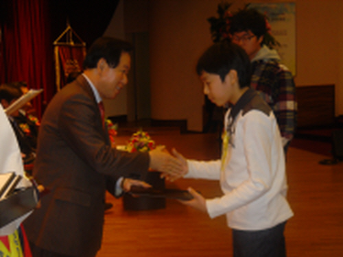 21일 국회도서관 강당에서 열린 '제6회 전국 실용글쓰기 대회' 시상식에서 이원희 한국교총 회장이 상장을 수여하고 있다.