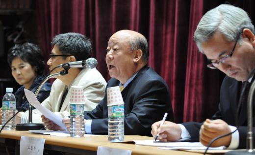 이영순 서울대 교수(서울고 운영위원장)가 19일 서울 동성고에서 열린 '학교급식법 개정'토론회에서 급식방법과 식품안전에 대해 설명하고 있다.