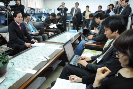 이원희 한국교총 회장이 22일 서울시교육청 기자실에서 “오는 6월 실시되는 서울시교육감 선거에 출마하겠다”고 밝히고 있다. 이동주