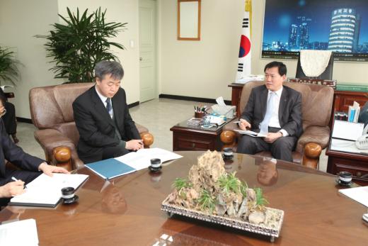 성삼제 단장(왼쪽)이 23일 교총을 방문, 박용조 회장직무대행 등과 정책간담회를 갖고 있다.