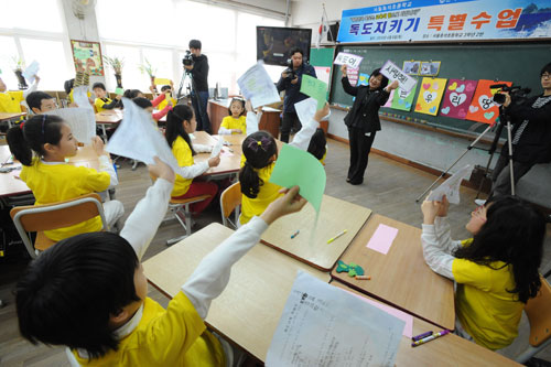 서울 흑석초 학생들이 독도에 관한 과제물을 힘차게 들어 보이고 있다.