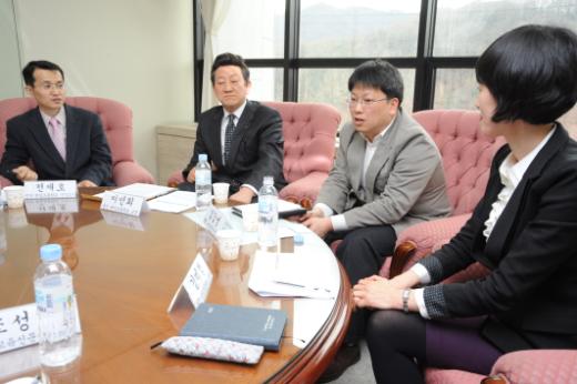 수석교사가 학교현장에 성공적으로 정착하기 위해서는 분명한 권한과 책무, 역할이 따라야 한다는 좌담 참석자들. 좌로부터 전재호 수석, 이민희 교장, 김갑성 실장, 김미정 교사.