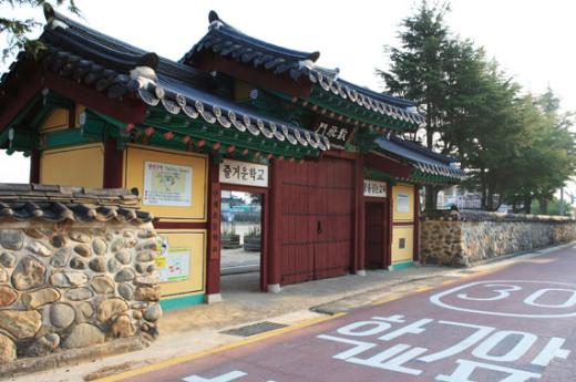 솟을대문으로 만들어진 단계초 정문. 삭비문이라 쓰여진 현판이 보인다.