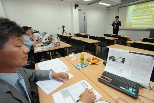 7일 성균관대에서 예비교사들의 수업 수행능력을 평가하는 교원양성기관평가가 진행됐다. 사진은 사회과 박재현 학생의 시연을 지켜보고 있는 평가위원들.