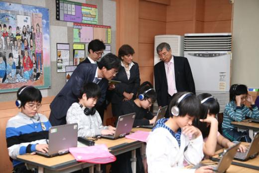 지난달 28일 서울 구일초등학교를 방문, 우리나라 ICT 활용수업을 참관하고 있는 콜롬비아 세실리아 마리아 벨레즈 화이트 교육부장관 일행.