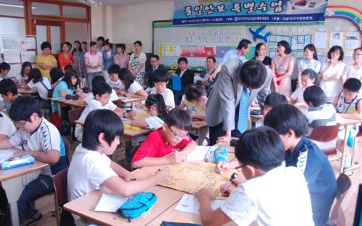 24일 대구동평초에서 실시된 '안보특별수업'에서 참석 학생들이 다부동전투에 대한 시청각 교육 후 소감을 적고 있다. 사진제공 대구교총