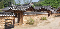 벽초 홍명희와 경술국치에 자결로써 일본에 저항한 홍범식 열사의 생가.