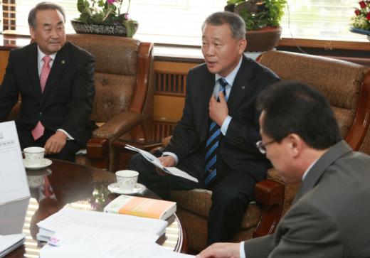 12일 강원도교육청 교육감실에서 열린 '교총-강원도교육청 정책간담회'에서 안양옥 교총회장(가운데)이 민병희 강원도교육감(오른쪽)에게 한국교총 현안과제에 대해 설명하고 있다. 왼쪽은 간담회에 동석한 김동수 강원교총 회장. 강원도교육청 제공