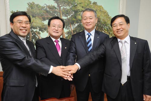 박등배 인천교총 회장 직무대행, 나근형 인천시교육감, 안양옥 한국교총 회장, 이남봉 한국교총 부회장(왼쪽부터)이 교육발전을 위한 협력을 다짐하고 있다.