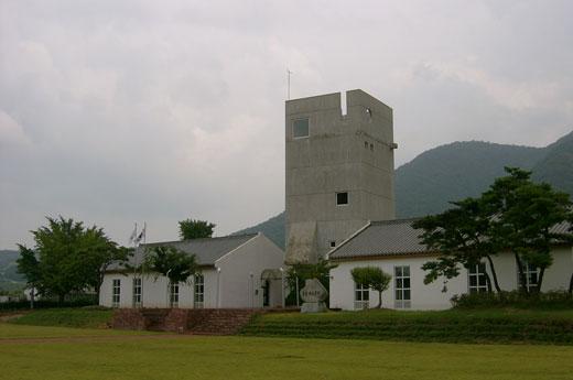 부안면 선운리에 위친한 서정주문학관 전경.
