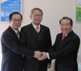 16일 광주교육청에서 열린 교총-광주교육청 간 정책간담회에서 송길화 광주교총 회장, 안양옥 한국교총회장, 장휘국 광주시교육감(왼쪽부터)이 협력을 다짐하며 손을 잡고 있다. 광주시교육청 제공