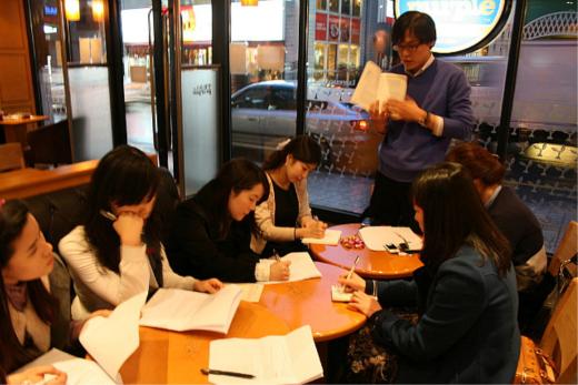 ‘전국사회지리교과연구회’ 산하 교재개발연구회 선생님들이 용어사전을 만들기 위해 기획회의를 하고 있다.