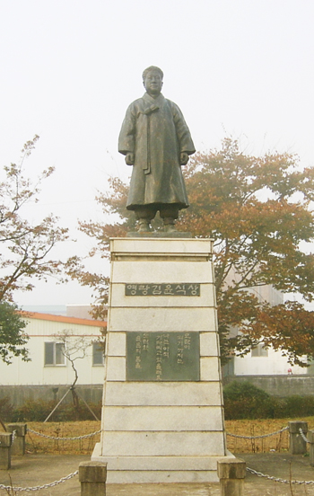 강진 초입에 있는 영랑공원에 있는 ‘영랑 김윤식 상’. 남도 문학의 꽃을 피운 김영랑의 뜻을 기리기 위해 세워졌다.