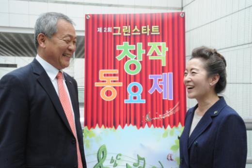 7일 서울 코엑스에서 만난 안양옥 한국교총회장과 유영숙 환경부장관이 녹색성장 교육에 대해 논의하며 밝게 웃고 있다.