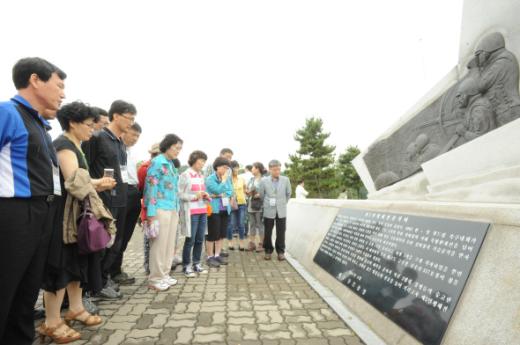 지난달 25일 평택 제2함대를 방문한 교원연수단이 ‘제2연평해전전적비’를 살펴보고 있다.