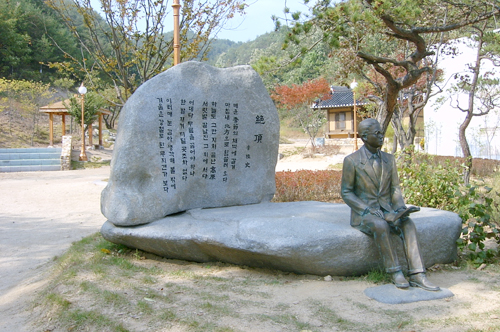 이육사 문학관 뜰에 있는 시비. 대표작 ‘절정’이 새겨져 있다.