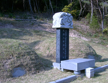 이육사 문학관 뒷산에 있는 이육사 묘소. 독립을 위해 중국과 만주를 떠돌고 시신마저 타향의 야산을 떠돌다 돌아와 고향에서 안식을 찾았다.