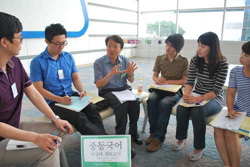 중등 국어 멘토인 이강대 전북 전라고 수석교사가 5명의 멘티 교사와 함께 수업 컨설팅에 대해 의논하고 있다.
