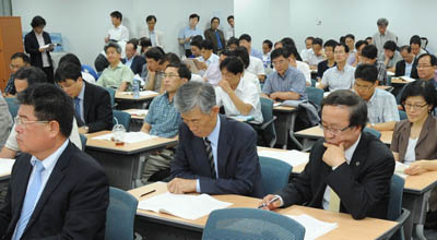 2일 국회의원회관에서 열린 ‘초등교원 박사과정, 교대는 왜 안되나’ 토론회에서 참석자들이 심각하게 주제발표 내용을 듣고 있다.