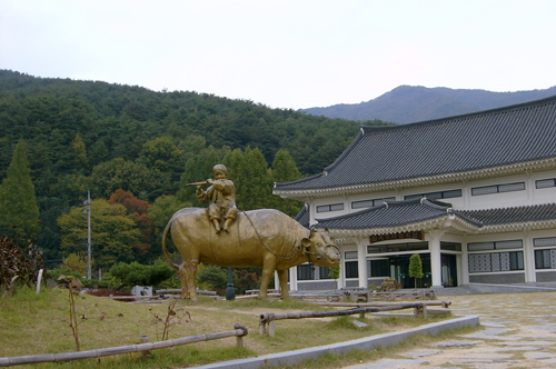 가사문학을 발굴·연구·보존하기 위해 2000년 개관한 국내 유일의 한국가사문학관. ‘송강집’과 ‘기암집’의 목판 530여 점이 소장돼 있다.