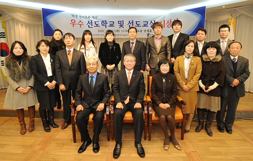 27일 한국교총 단재홀에서 열린 ‘학생 언어문화 개선 우수사례’ 시상식에서 수상자들이 단체로 기념촬영을 하고 있다.