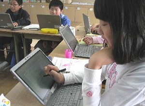 석계초 학생이 디지털 교과서를 보며 공부하고 있다.