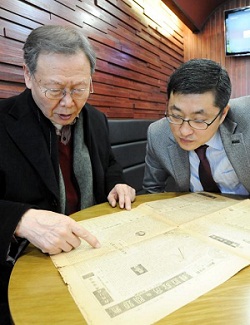 이성구 씨(사진 왼쪽)와 이낙진 본사 편집국장이 새한신문 창간호를 보고 있다.