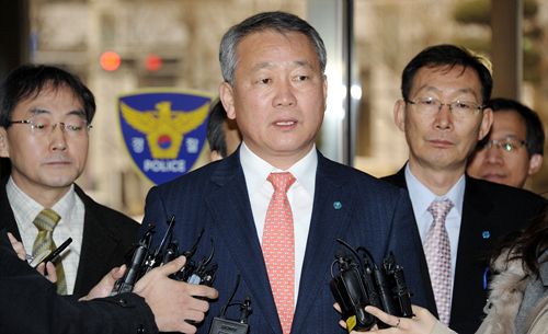 ‘교사 입건’ 항의를 위해 서울지방경찰청을 방문한 안양옥 교총회장이 기자들의 질문에 답하고 있다.