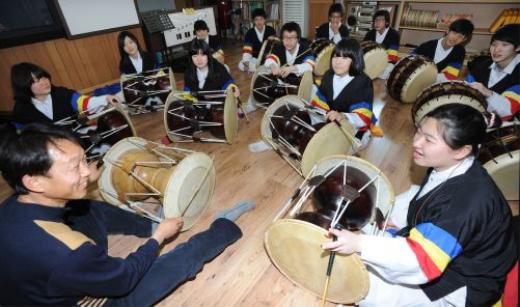 청각장애 특수학교인 서울삼성학교 풍물부 ‘한소리’의 사물놀이 연습시간. 신래범(왼쪽) 지도교사의 지시에 따라 김경희(고2·오른쪽) 학생과 풍물부 학생들이 함께 사물놀이 장단을 맞추고 있다.