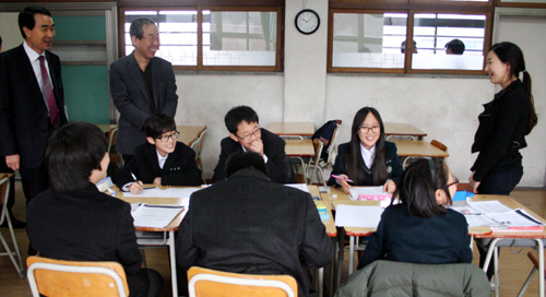 광문중 대학생 멘토링 교실에서 교과부 이상진 차관(사진 왼쪽 두번째)와 대학생 멘토(사진 오른쪽)가 대화를 나누고 있다.