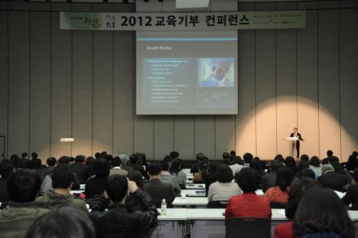 마이클 스티븐슨 시스코 시스템즈 부회장이 '2012 교육기부 컨퍼런스'에서 연설을 하고 있다.