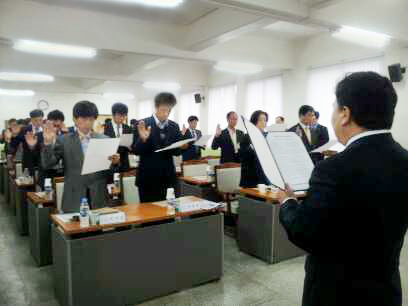강원교총(회장 김동수) 대의원들이 채택한 결의문을 낭독하고 있다.