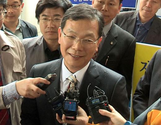뇌물수수 혐의로 25일 구속된 장만채 전남도교육감이 광주지방법원 순천지원 영장실질심사 출석에 앞서 기자들의 질문에 답하고 있다.사진=연합뉴스